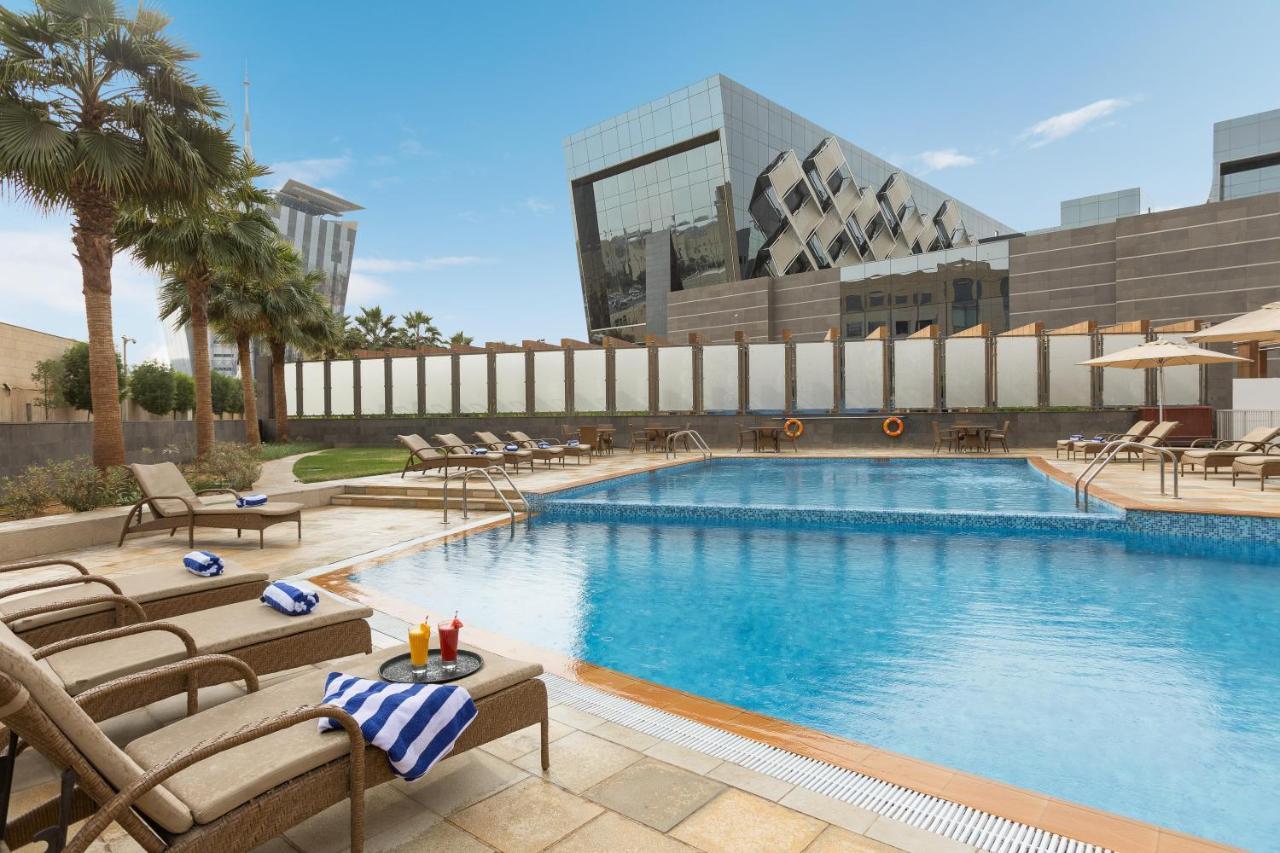 Crowne Plaza Riyadh - Rdc Hotel & Convention By Ihg Exteriör bild The swimming pool at the hotel