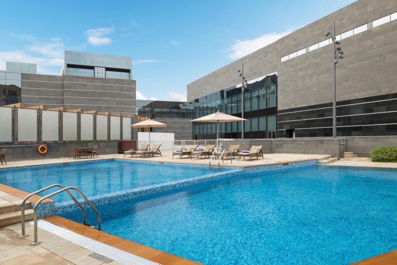 Crowne Plaza Riyadh - Rdc Hotel & Convention By Ihg Exteriör bild The swimming pool at the hotel