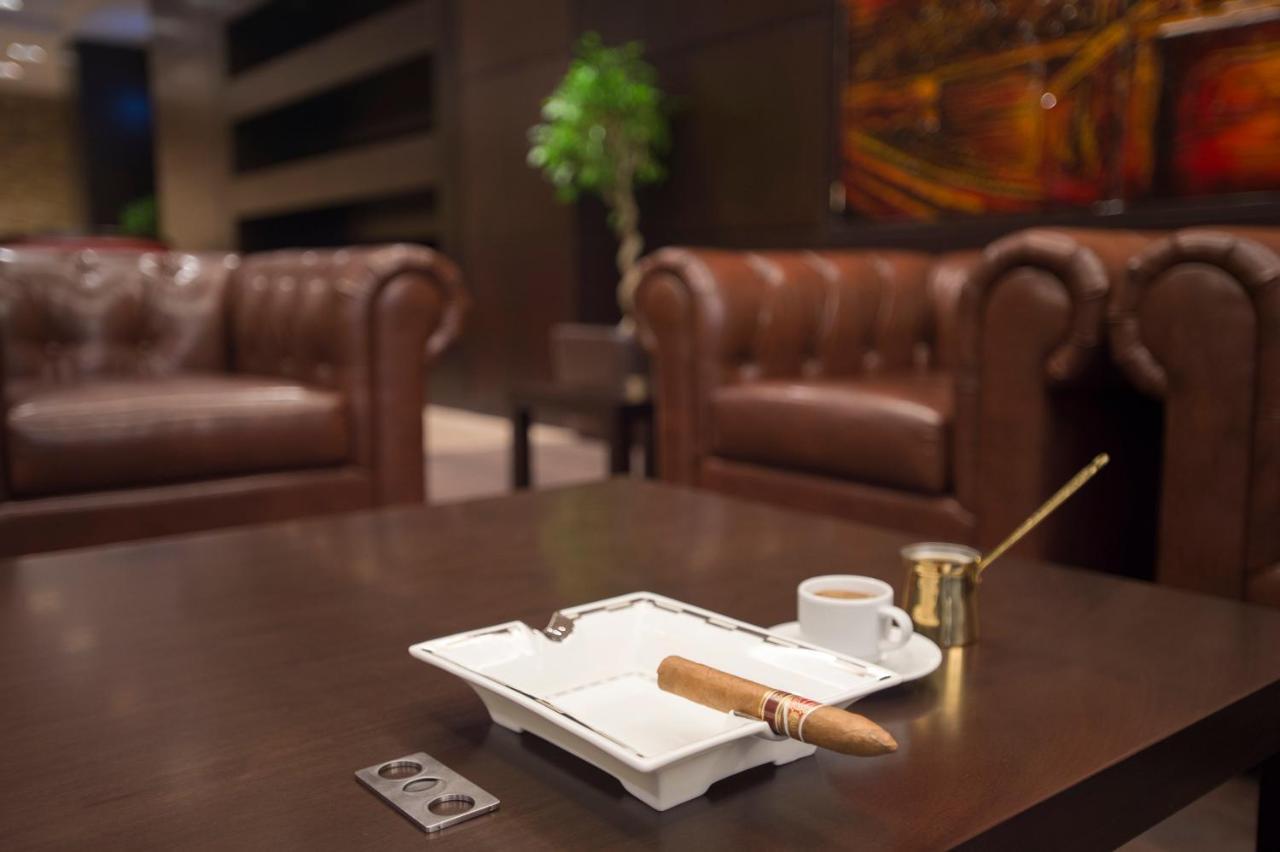 Crowne Plaza Riyadh - Rdc Hotel & Convention By Ihg Exteriör bild A cigar ashtray