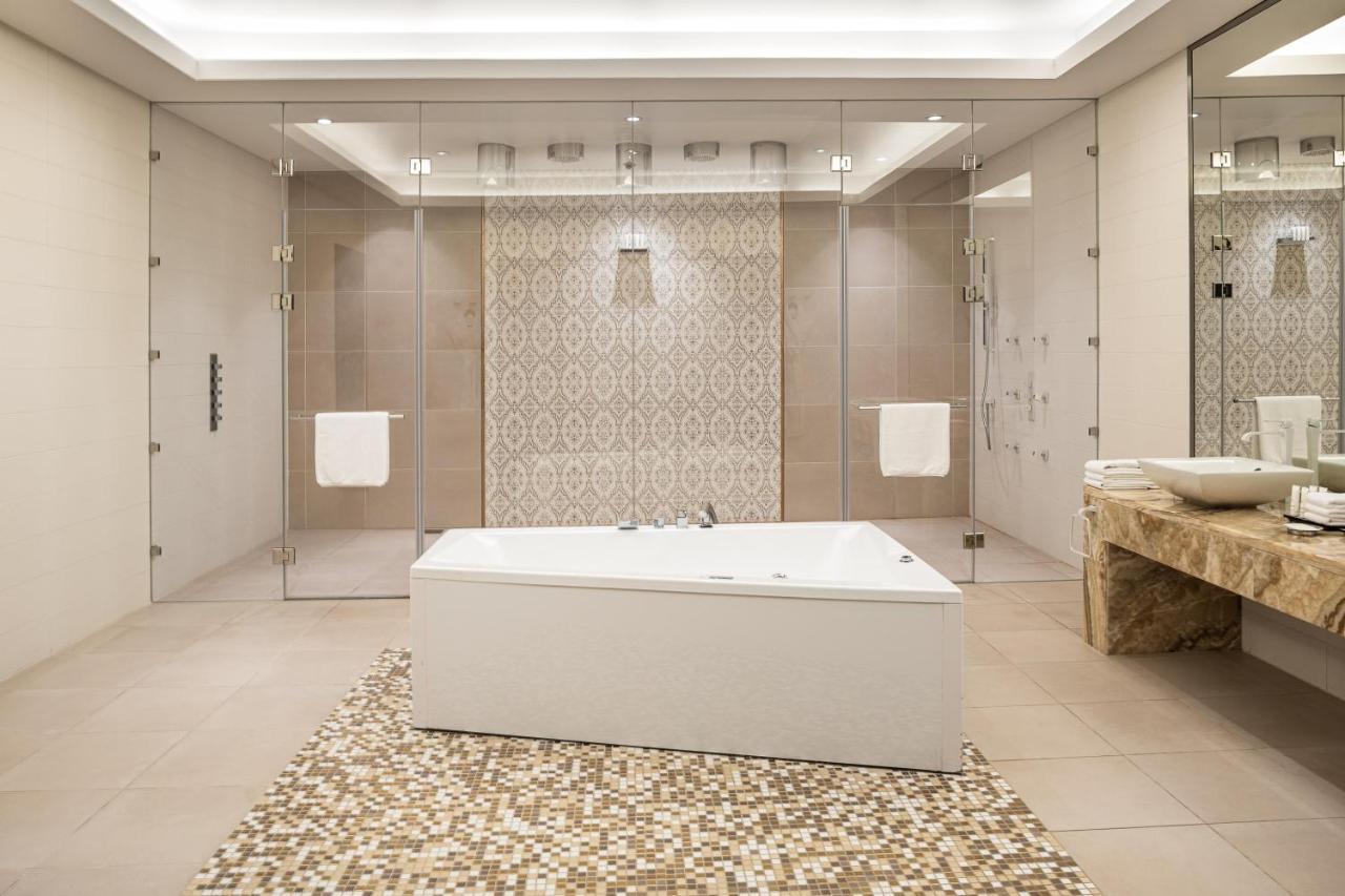 Crowne Plaza Riyadh - Rdc Hotel & Convention By Ihg Exteriör bild Bathroom