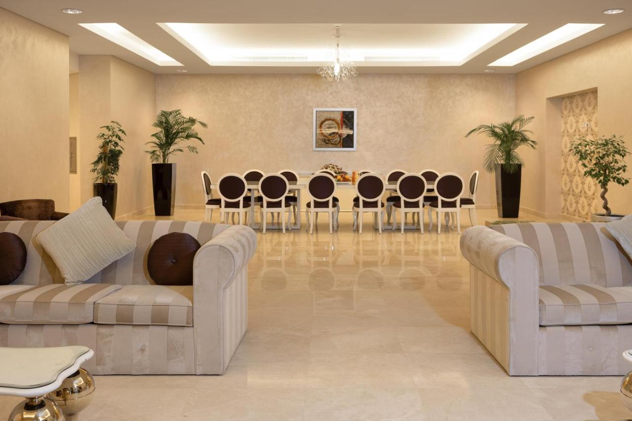 Crowne Plaza Riyadh - Rdc Hotel & Convention By Ihg Exteriör bild The interior of the hotel
