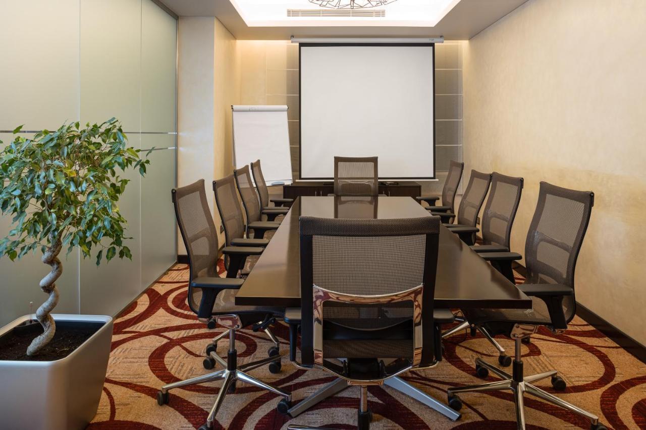 Crowne Plaza Riyadh - Rdc Hotel & Convention By Ihg Exteriör bild A meeting room