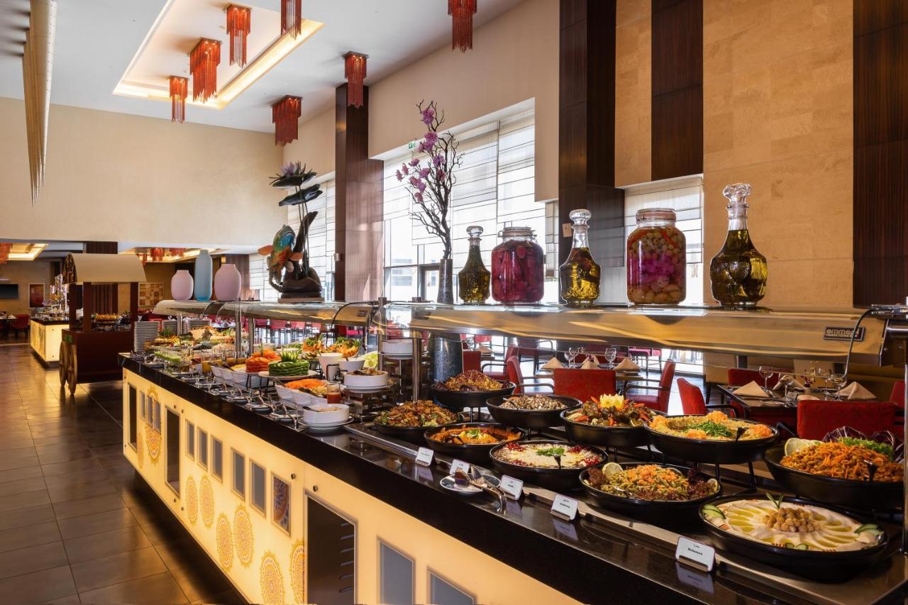 Crowne Plaza Riyadh - Rdc Hotel & Convention By Ihg Exteriör bild A buffet at a hotel