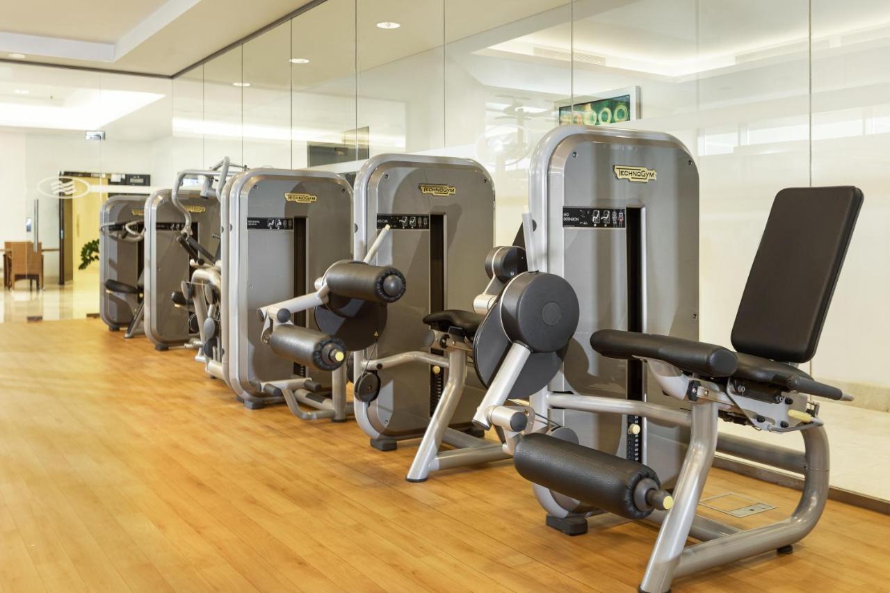 Crowne Plaza Riyadh - Rdc Hotel & Convention By Ihg Exteriör bild A row of exercise machines