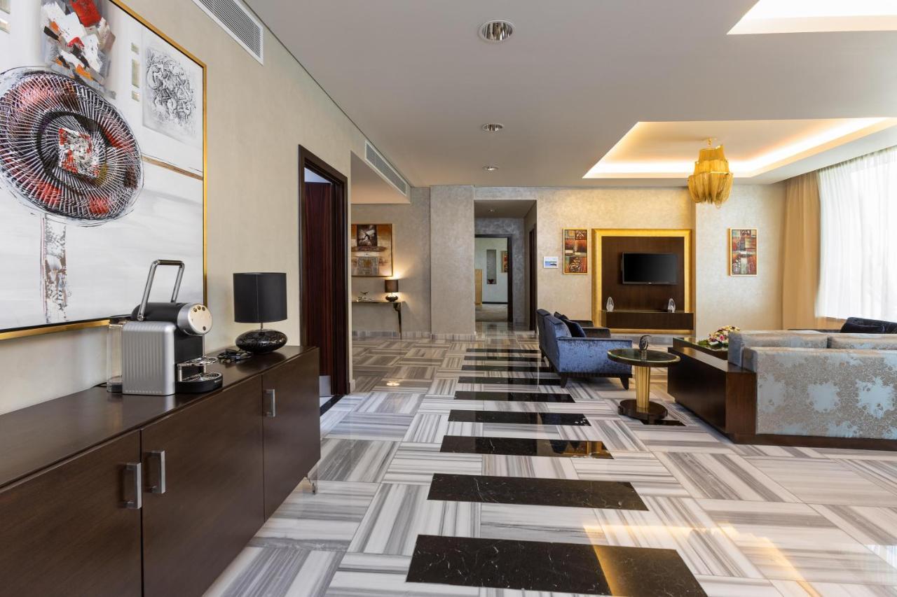 Crowne Plaza Riyadh - Rdc Hotel & Convention By Ihg Exteriör bild A suite at the hotel