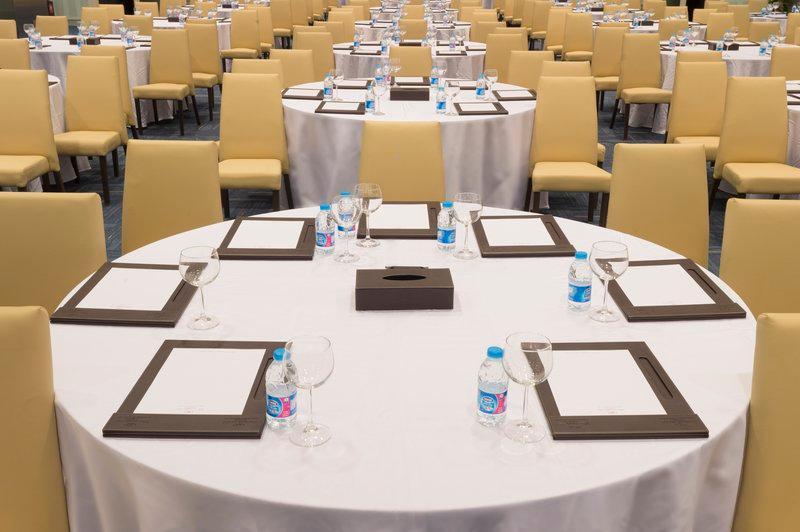 Crowne Plaza Riyadh - Rdc Hotel & Convention By Ihg Exteriör bild A table set for a meeting