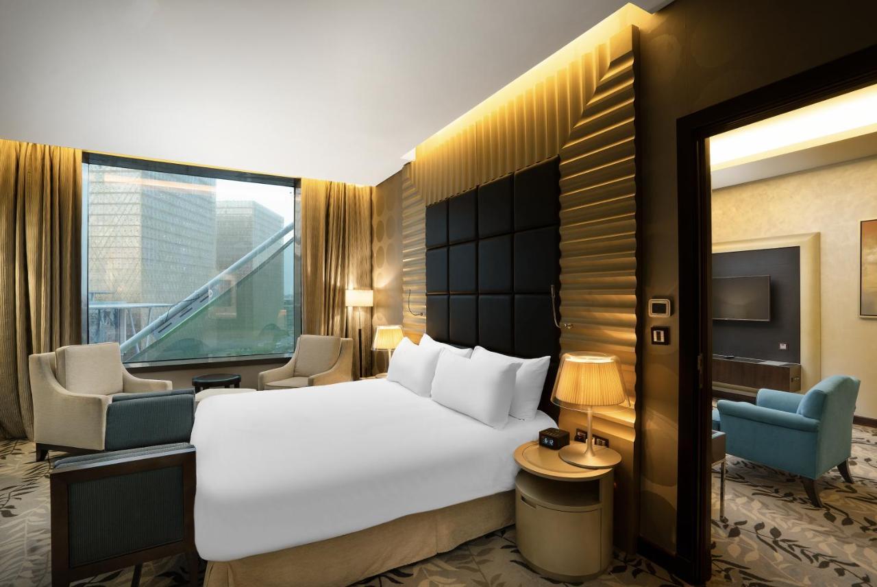 Crowne Plaza Riyadh - Rdc Hotel & Convention By Ihg Exteriör bild A suite at the hotel